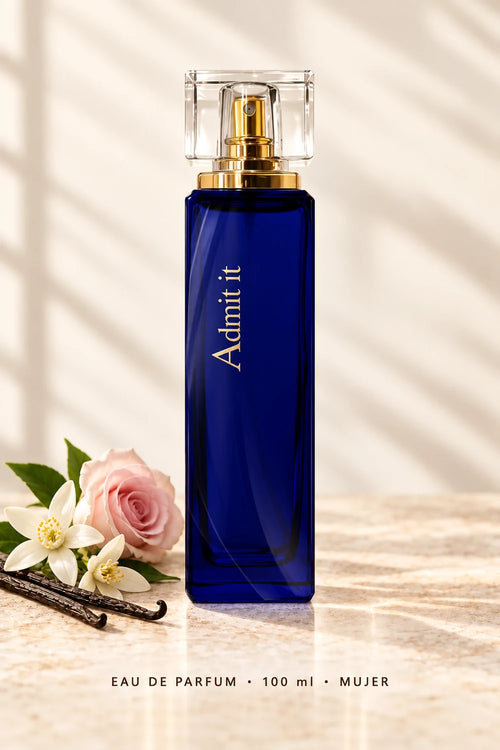 Admit It Eau de Parfum de 100 ml para mujer, frasco azul sobre fondo claro con flores y vainilla.