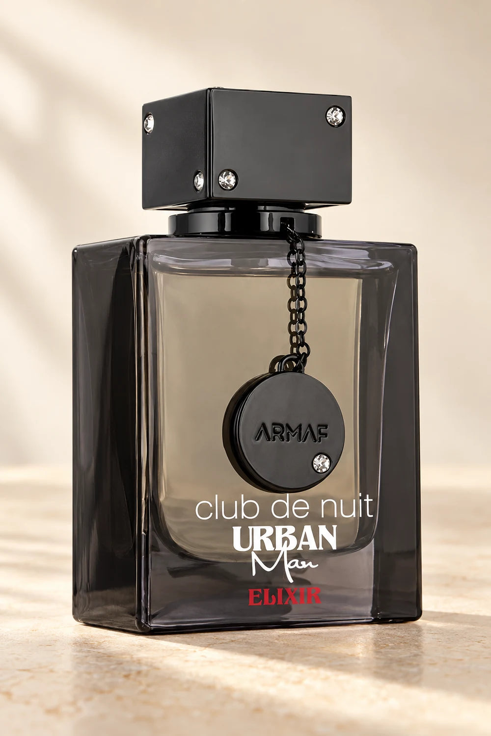 Frasco de Club de Nuit Urban Man Elixir de Armaf, Eau de Parfum de 105 ml para hombre, sobre fondo claro.