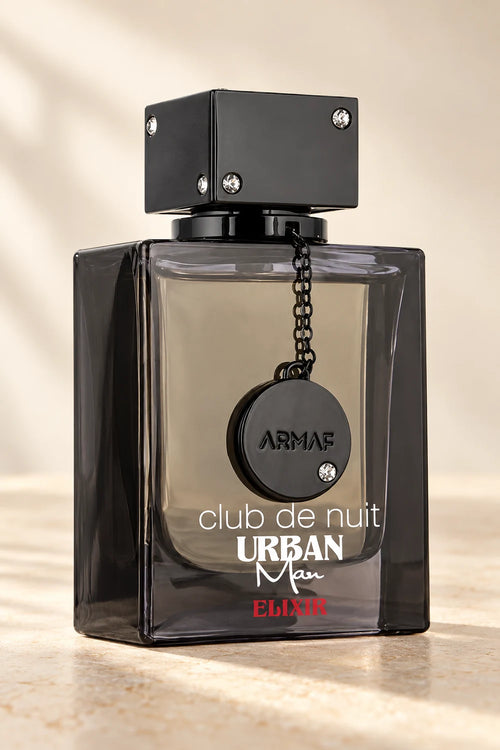 Frasco de Club de Nuit Urban Man Elixir de Armaf, Eau de Parfum de 105 ml para hombre, sobre fondo claro.