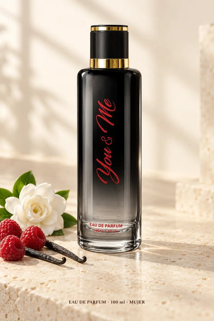 You & Me Eau de Parfum de 100 ml para mujer, frasco negro con reflejos laterales sobre fondo claro con frambuesa, gardenia y vainilla.
