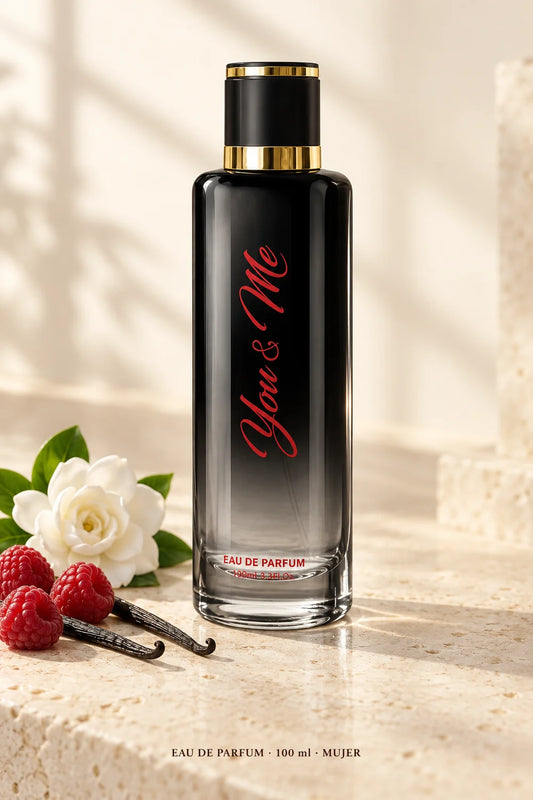 You & Me Eau de Parfum de 100 ml para mujer, frasco negro con reflejos laterales sobre fondo claro con frambuesa, gardenia y vainilla.