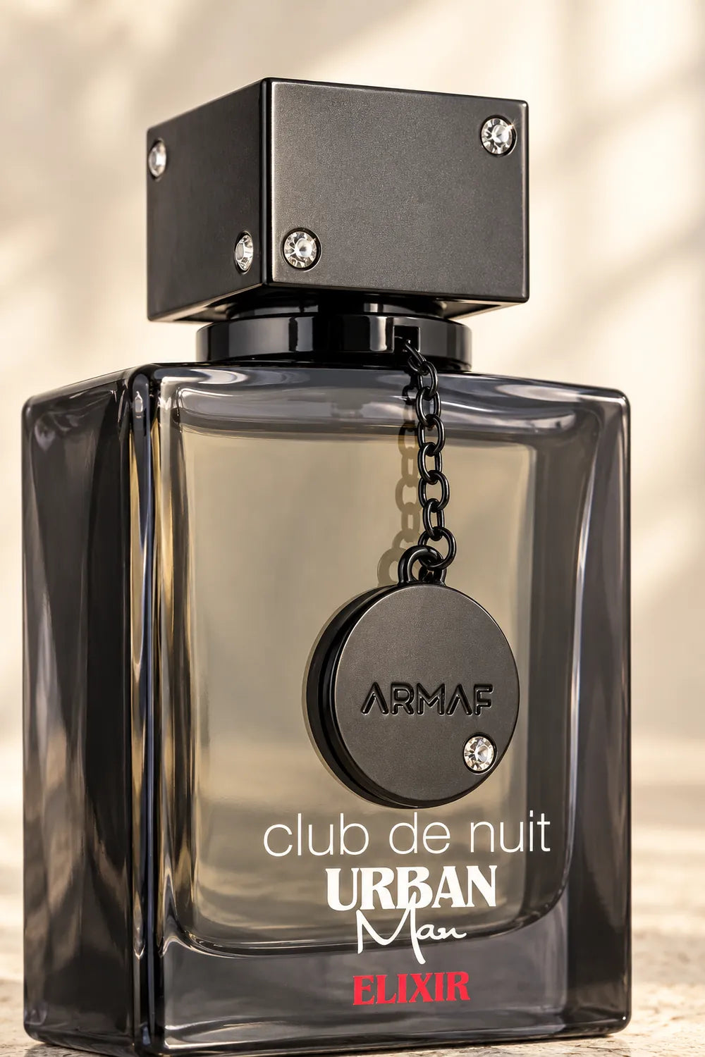 Detalle del tapón, la cadena y el medallón Armaf del frasco de Club de Nuit Urban Man Elixir.